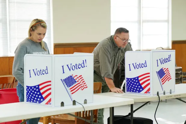 ناخبون يدلون بأصواتهم في الانتخابات الجمهورية التمهيدية في ولاية ساوث كارولينا السبت (رويترز)