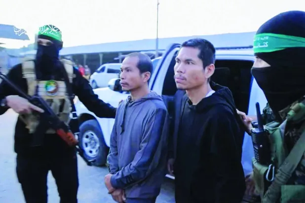 مقاتلان من «القسام» برفقة أسيرين خلال عملية تبادل الأسرى في نوفمبر (تشرين الثاني) 2023 (أ.ف.ب)
