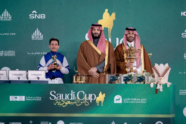 ولي العهد السعودي لدى تتويجه مالك الجواد سنيور بكأس السعودية (الشرق الأوسط)