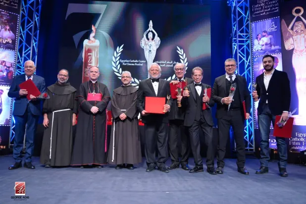 لقطة جماعية لبعض المكرمين خلال حفل الافتتاح (إدارة المهرجان)