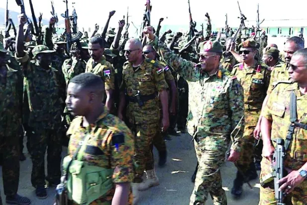 Ordu Komutanı Abdulfettah el-Burhan bazı kuvvetlerini teftiş ediyor (Sudan Egemenlik Konseyi medyası)