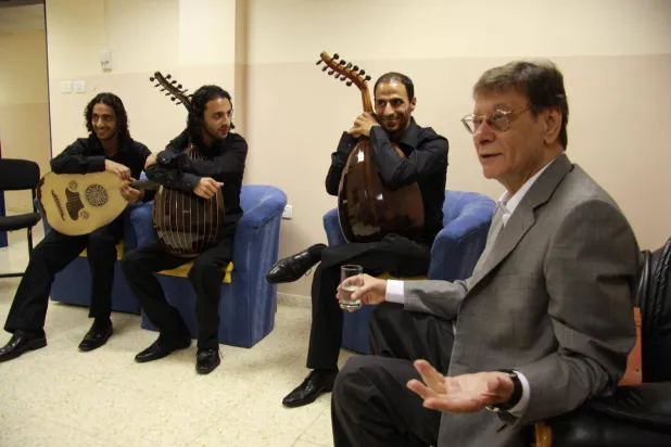 «تريو جبران» مع الشاعر الفلسطيني محمود درويش في كواليس إحدى الأمسيات التي جمعتهم (إدارة أعمال الفرقة)