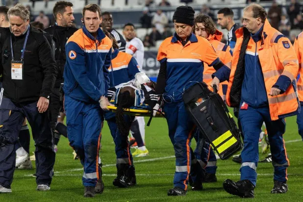 إيليس فقد وعيه بعد اصطدامه بأحد اللاعبين ليُنقل بعدها خارج الملعب (غيتي)