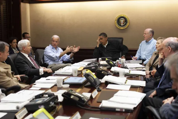 الرئيس باراك أوباما (في الوسط) يشارك في اجتماع في غرفة العمليات بالبيت الأبيض لبحث مهمة قتل أسامة بن لادن نائب الرئيس جو بايدن بجوار أوباما (على اليسار)  (سي إن إن)