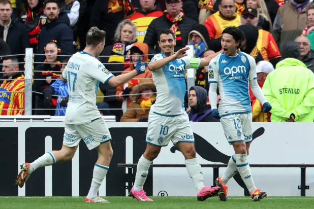 الياباني تاكومي مينامينو سجل الهدف القاتل لموناكو (أ.ف.ب)