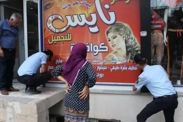 إزالة لافتة باللغة العربية عن واجهة محل سوري في إحدى بلديات إسطنبول بعد تصعيد المعارضة (أرشيفية - إكس)