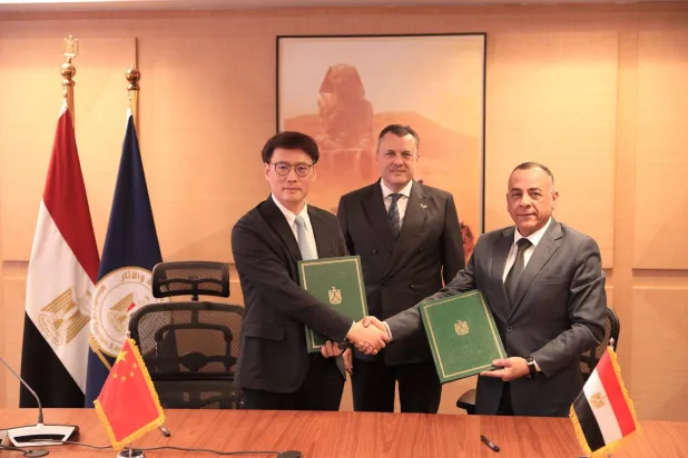 وزيري ومدير متحف شنغهاي عقب توقيع البروتوكول وخلفهما وزير السياحة المصري (وزارة السياحة والآثار المصرية)