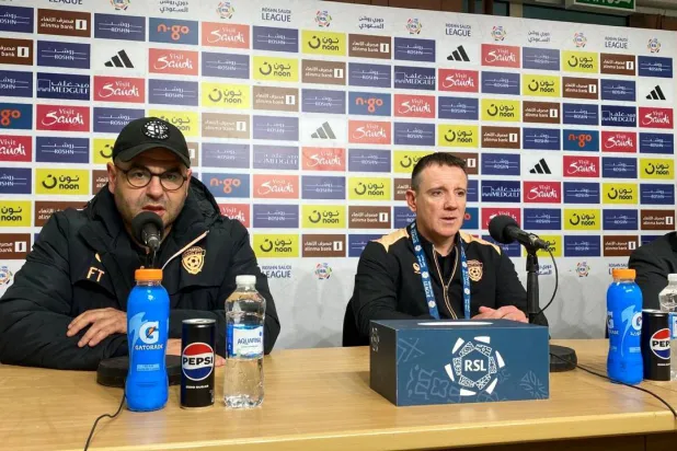 رازوفيتش مدرب الفيحاء خلال حديثه في المؤتمر الصحافي (تصوير: عبد الله المعيوف)