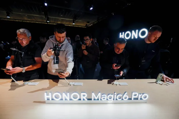 جوال «ماجيك 6 برو» معزز بالذكاء الاصطناعي ويمكنك من فتح سيارتك وتحريكها بمجرد النظر إلى الشاشة (رويترز)