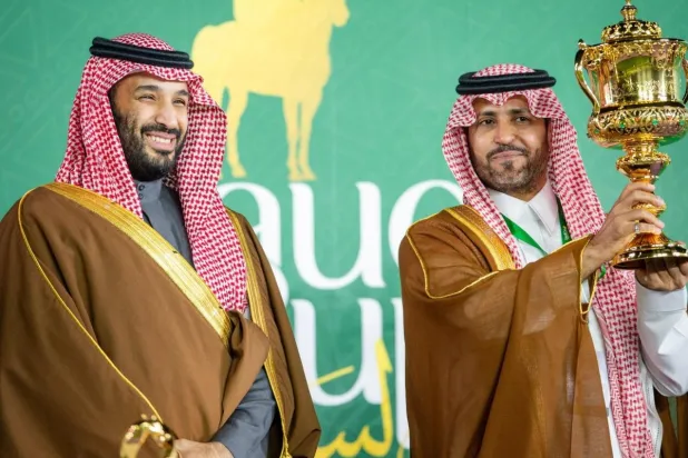 الأمير محمد بن سلمان توّج شرف الحريري بـ"كأس السعودية" (واس)