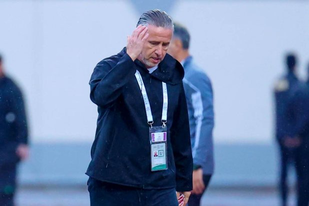 الطائي يدرس إقالة الروماني ريجيكامب