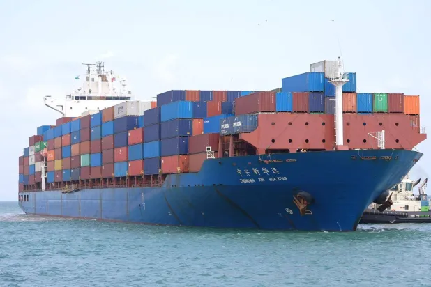 سفينة الشحن الصينية تشونغ إن شينهوا يوان دخلت ميناء دورالية للمرة الأولى نتيجة لاضطرابات البحر الأحمر (تصوير تركي العقيلي)