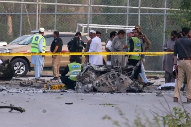 دمر تفجير انتحاري العام الماضي الفناء الداخلي لأحد المساجد وفي الصورة الناس ورجال الشرطة يتفقدون الحطام (إ.ب.أ)