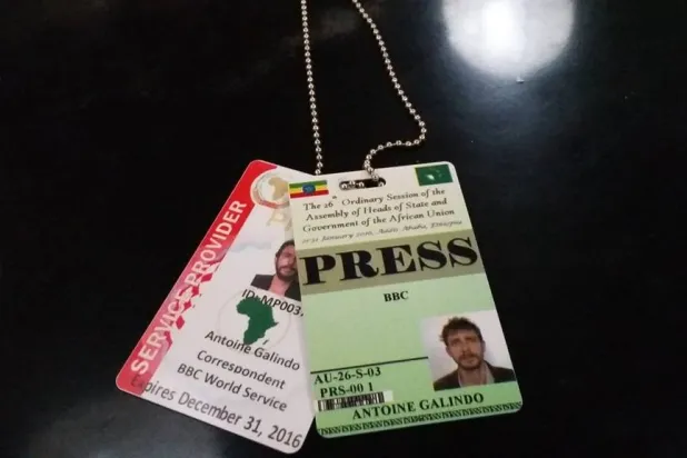 البطاقة الصحافية للصحافي أنطوان غاليندو خلال تغطيته القمة الأفريقية عام 2016 (حسابه على منصة إكس)