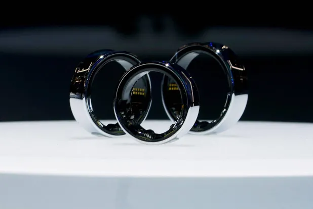 مجموعة من «خواتم غالاكسي» التي تتبع شركة «سامسونغ» في المؤتمر العالمي للجوالات ببرشلونة (أ.ف.ب)