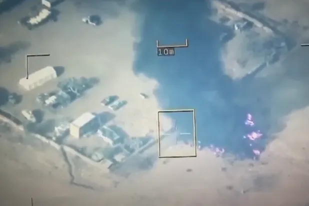 لقطات شاشة من التلفزيون الحكومي وهو يبث صوراً للمعارك وهي صادرة عن جيش بوركينا فاسو (الشرق الأوسط)