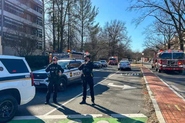 أفراد من الخدمة السرية الأميركية يقفون في الشارع المؤدي للسفارة الإسرائيلية بواشنطن في 25 فبراير 2024 (أ.ف.ب)