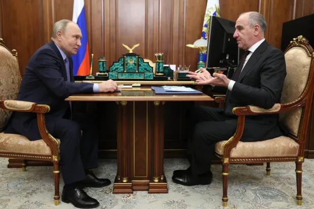 Rusya Devlet Başkanı Putin dün Kremlin'de Karaçay-Çerkesya Devlet Başkanı Raşid Temrezov ile bir araya geldi. (AP)