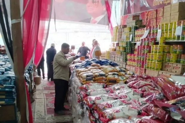 Menüfiye Valiliği'nde indirimli ürünlerin satıldığı hükümete ait "Hoşgeldin Ramazan" satış noktalarından biri (Şarku’l Avsat)