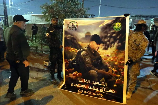 
پیکارجویان «حشد شعبی» با عکس «ابو تقوی» از رهبران این سازمان که ژانویه در حمله آمریکا به بغداد کشته شد (د پ آ)