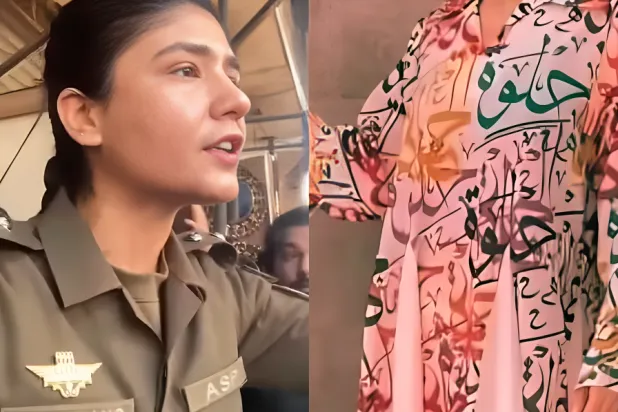ضابطة شرطة باكستانية تتحدث إلى الحشود الغاضبة في لاهور ويظهر أمامها الزي الذي ارتدته الفتاة المزين بكلمات عربية وأثار غضب الناس (وسائل إعلام باكستانية)
