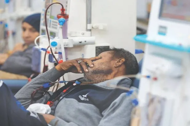 مريض يخضع للغسل الكلوي (رويترز)