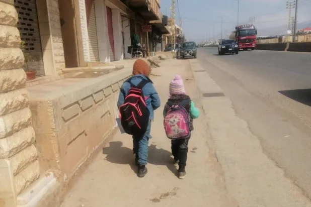 Pazartesi günü İsrail’in Baalbek’e düzenlediği saldırıların ardından iki çocuk, okul bitmeden eve dönüyor (Şarku’l Avsat)