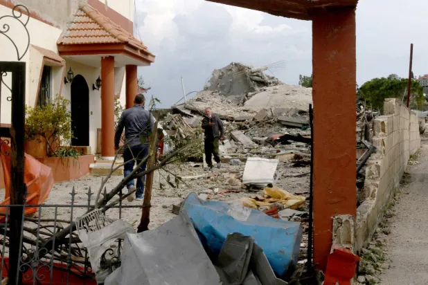 آثار غارة إسرائيلية استهدفت منزلاً في بلدة جبشيت بجنوب لبنان صباح الثلاثاء (أ.ف.ب)