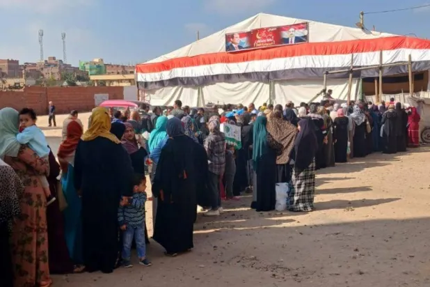 Mısır'ın el-Minufiye vilayetinde hükümetin ‘Hoş Geldin Ramazan’ satış noktalarından birinin önünde kuyruklar oluştu. (Şarku’l Avsat)