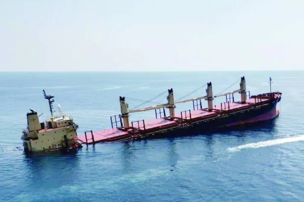 
صورة عرضها الإعلام الحوثي للسفينة «روبيمار» وهي تغرق بعد تعرضها لصاروخ حوثي في البحر الأحمر أمس (إ.ب.أ)