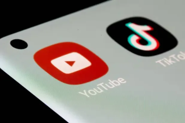 Bir telefonda "YouTube" ve "TikTok" logoları (Arşiv - Reuters)