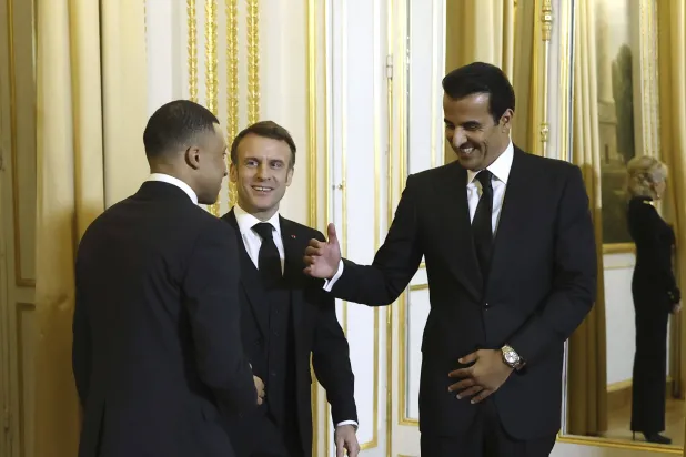 مبابي حضر العشاء الذي أقامه ماكرون لأمير قطر (أ.ف.ب)
