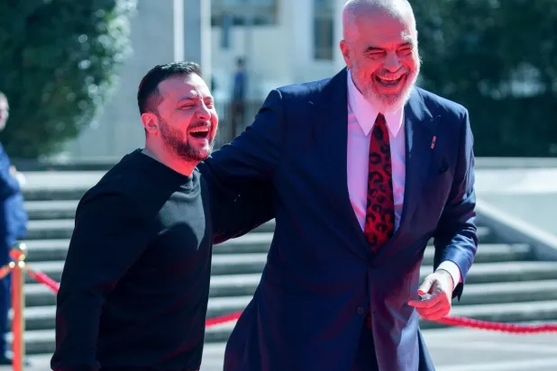 راما مستقبلاً زيلينسكي في تيرانا اليوم (أ.ب)