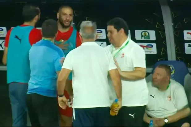 لقطة تلفزيونية للمشادة الكلامية بين قديورة لاعب بلوزداد الجزائري ومدربه البرازيلي باكيتا (الشرق الأوسط)