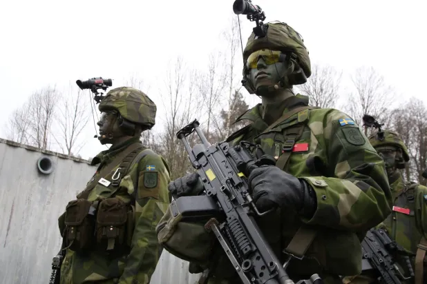 جنود سويديون من الحراس الشخصيين يشاركون في تدريب في موقع عسكري في كونغسانغين بالقرب من استوكهولم 27 فبراير 2024 (رويترز)