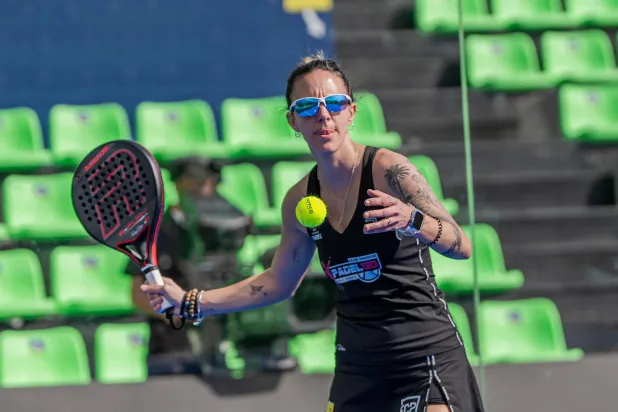 إثارة عالية خلال منافسات جولات الإقصاء لبطولة البادل العالمية فئة السيدات المقامة في الرياض (الشرق الأوسط)