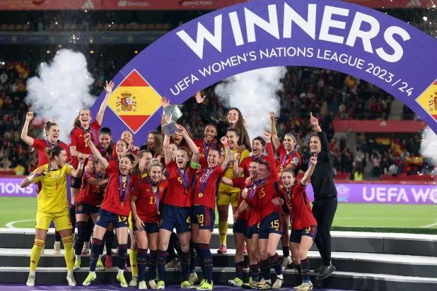 منتخب إسبانيا خلال تتويجه بدوري الأمم (أ.ف.ب)