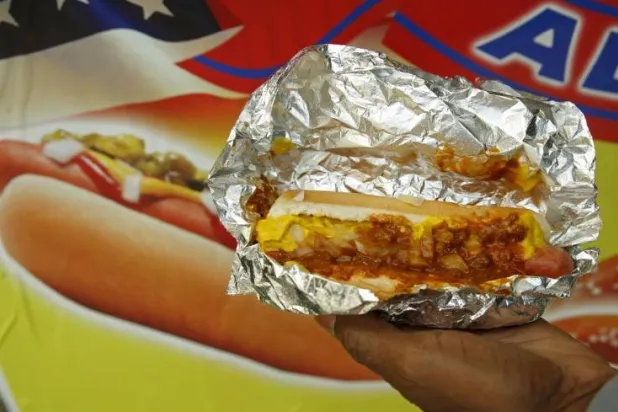 هناك أدلة مقنعة على أن تناول كميات كبيرة من الأطعمة فائقة المعالجة يزيد من خطر القلق بنسبة تصل إلى 53 % (رويترز)