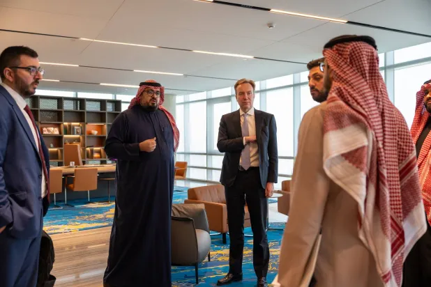 وزير الاقتصاد والتخطيط السعودي ورئيس المنتدى الاقتصادي العالمي وعدد من المعنين بالتحضير للمنتدى (صفحة وزارة الاقتصاد والتخطيط على «إكس»)