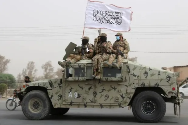 مقاتلون من «طالبان» في دورية على الطريق خلال احتفال بالذكرى الثانية لانسحاب القوات الأميركية من أفغانستان في قندهار (أ.ب)