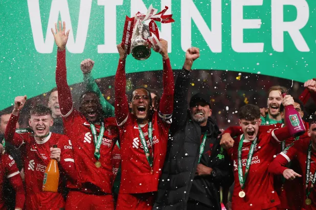 لاعبو ليفربول ومدربهم كلوب يحتفلون بالتتويج بكأس الرابطة (رويترز)