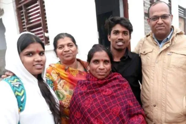 نيتو كوماري (وسط) مع طفليها بابلو (الثاني إلى اليمين) وراخي (الأولى إلى اليسار) والناشط ناريش باراس بعد لمّ الشمل العائلة (بي بي سي نقلاً عن الناشط ناريش باراس)