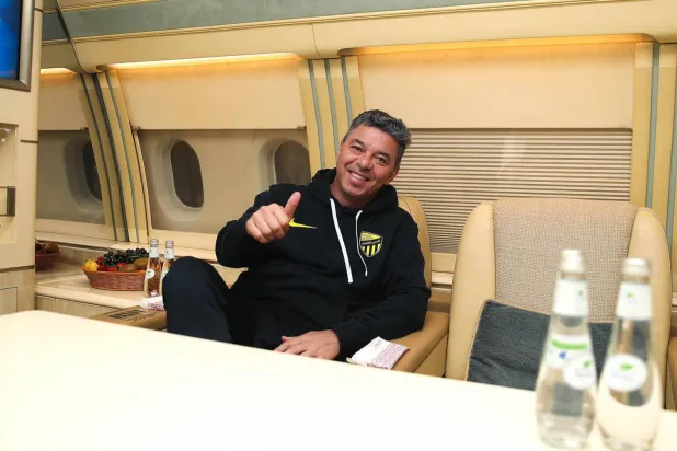 غاياردو مدرب الاتحاد في الطائرة لدى توجه بعثة الفريق إلى الرياض (الشرق الأوسط)