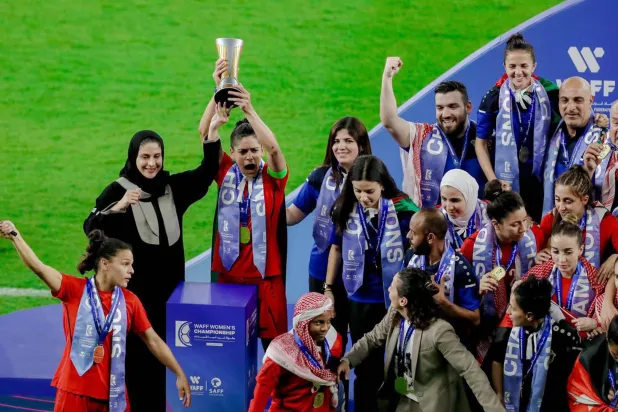 أضواء العريفي خلال تتويجها منتخب الأردن للسيدات بكأس بطولة غرب آسيا المقامة في مدينة جدة (الشرق الأوسط)