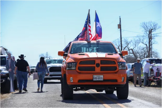 Teksas'ta buluşan kamyoncular Biden yönetimini protesto etti
