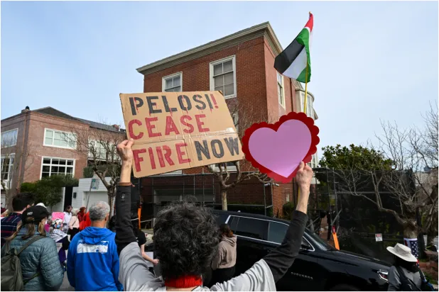 Eski ABD Temsilciler Meclisi Başkanı Pelosi'nin evinin önünde "ateşkes" çağrısı