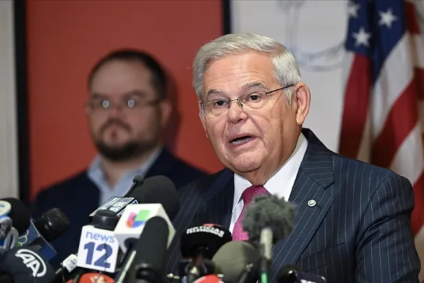 ABD'li Senatör Menendez, evinde bulunan külçe altınların kayınvalidesinden kaldığını söyledi