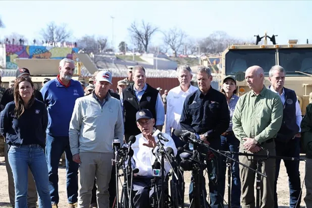 Teksas Valisi Abbott'tan 14 Cumhuriyetçi vali ile Biden'a karşı "gövde gösterisi"