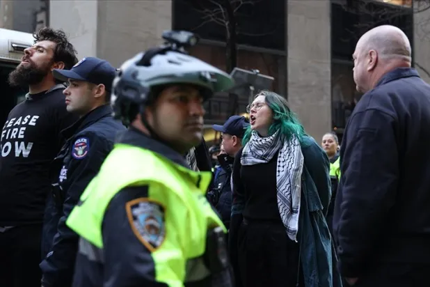 New York'ta, Biden'ı protesto eden 50'ye yakın protestocu gözaltına alındı