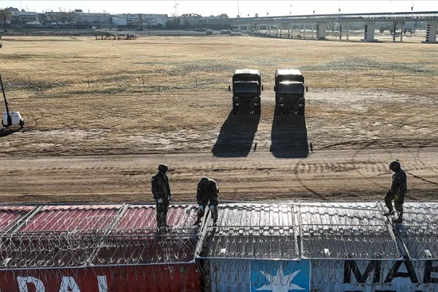 Teksas'ta alınan önlemlere rağmen düzensiz göçmenler sınırı geçmeye devam ediyor